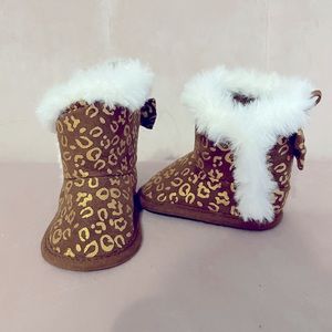 NWOT brown and gold leopard faux fur lined boots